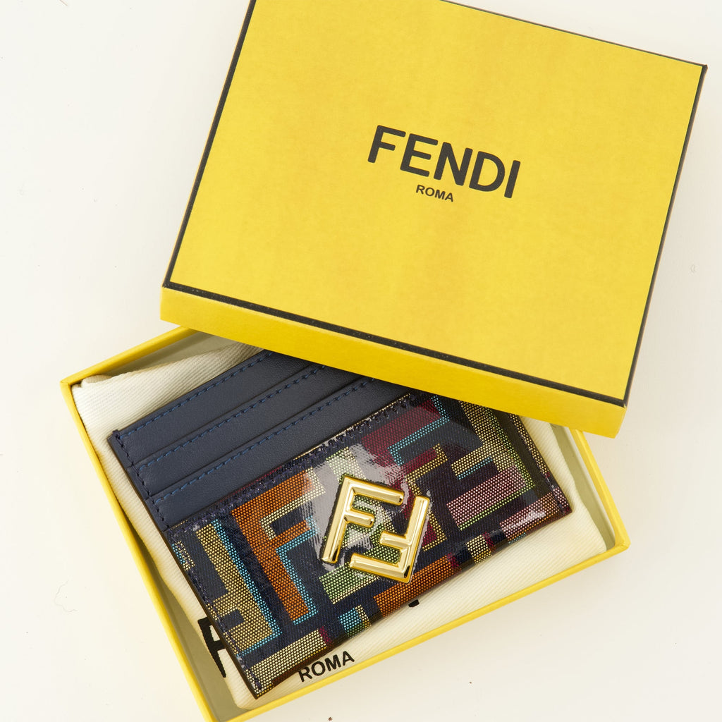 Imagen del tarjetero cuadrado de Fendi para mujeres - Temporada primavera-verano 2026 - Vista de detalle 2