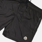 Immagine dei pantaloni da bagno neri con logo di Moncler per uomini - Stagione Primavera-Estate 2025 - Dettaglio 1