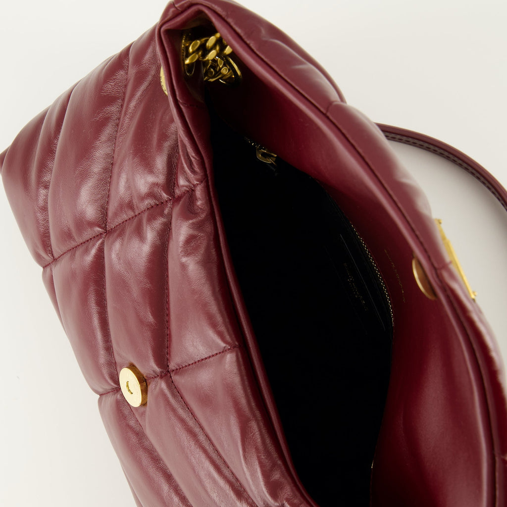サン・ローランの女性用サック・パファー・ボルドーの画像 - シーズン秋冬2025 - 詳細ビュー2