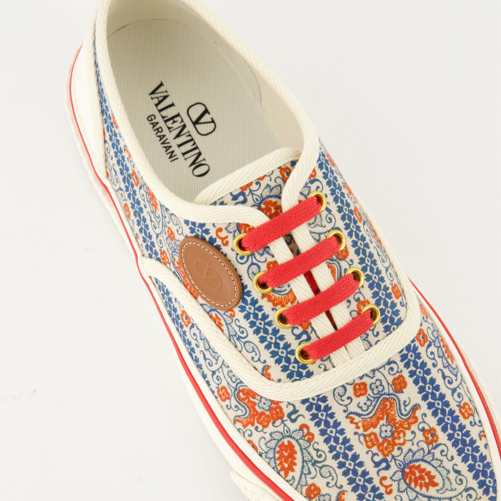 Imagen de las zapatillas de lona Nojoke de Valentino Garavani para hombres - Temporada Primavera-Verano 2025 - Vista de detalles superiores