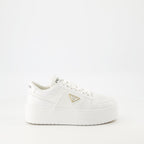 Imagen de las zapatillas blancas audaces Downtown de Prada para mujeres - Temporada Primavera-Verano 2025 - Vista lateral derecha