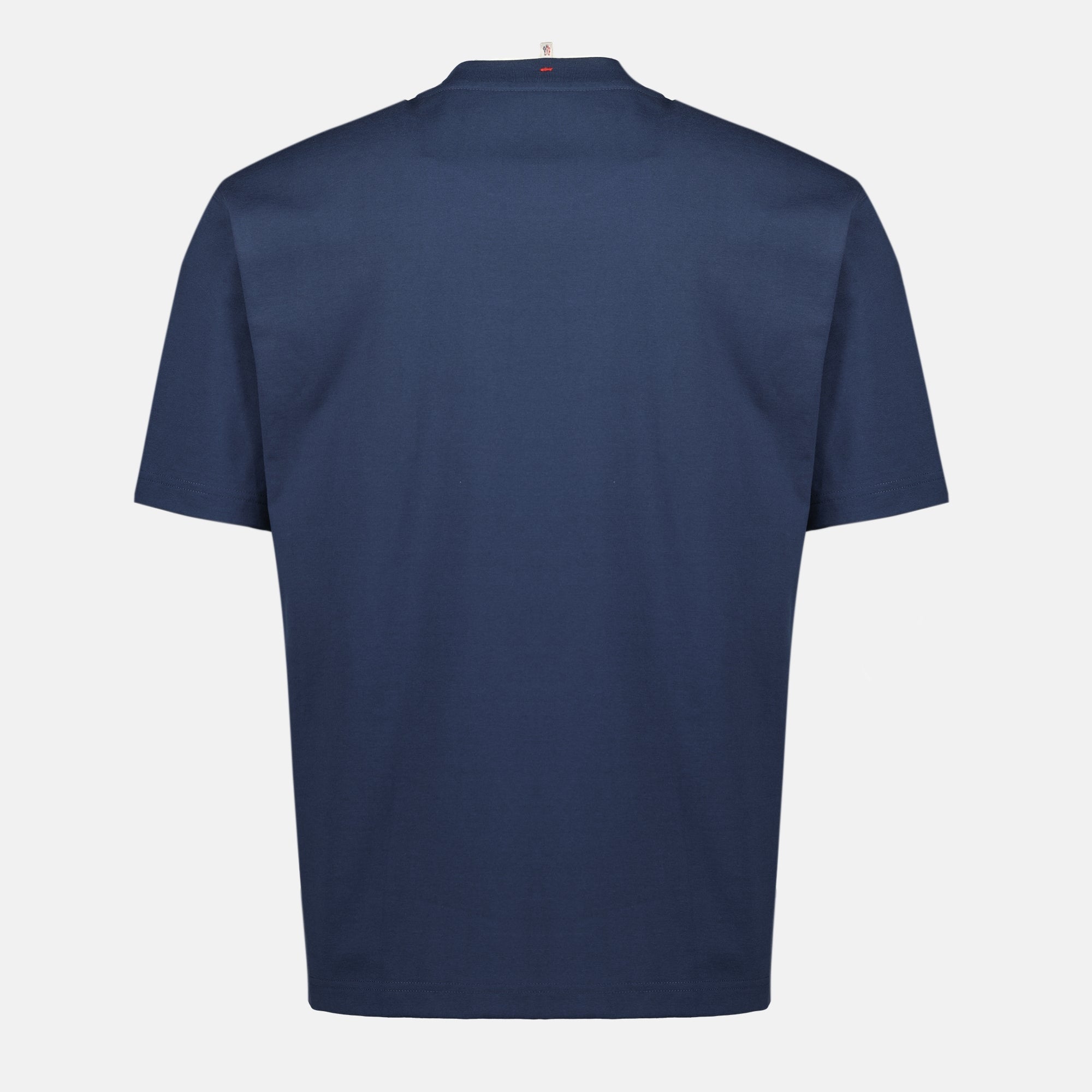 Image d'un T-shirt avec poche en denim par Moncler Grenoble pour hommes - Saison printemps-été 2026 - Vue arrière