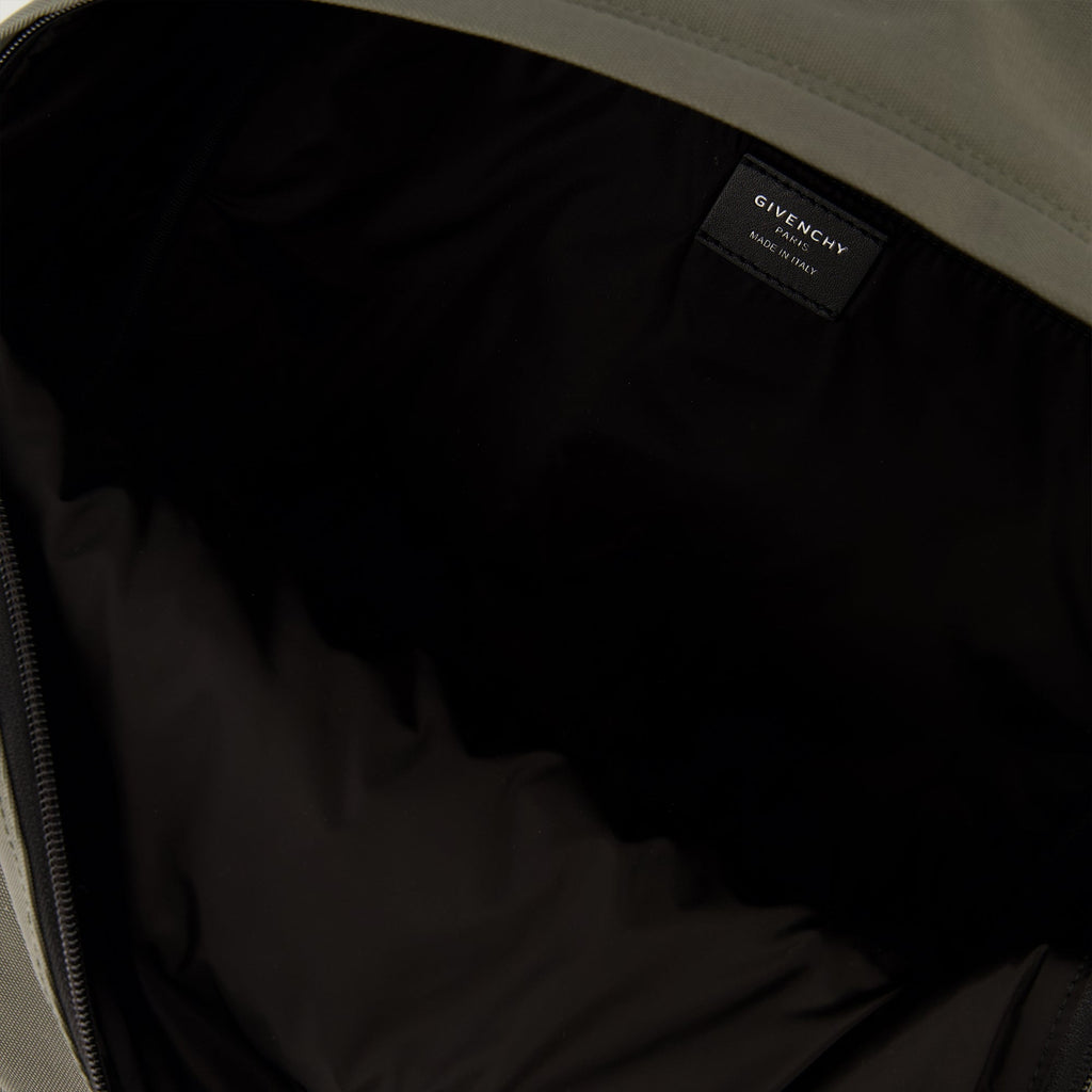 Imagen de la mochila Essential U Kaki de Givenchy para hombres - Temporada Primavera-Verano 2026 - Detalle 2