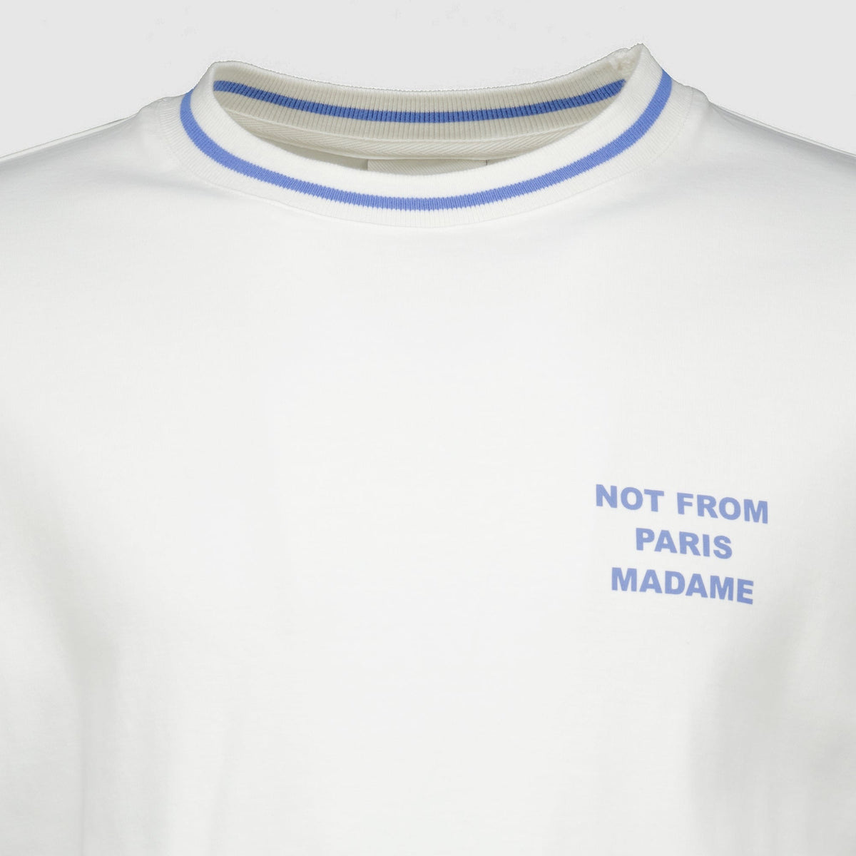 Hvit T-skjorte med Sport-slogan