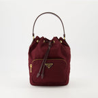 Imagen del bolso tipo cubo Re-Nylon de Prada para mujeres - Temporada Otoño-Invierno 2025 - Vista frontal