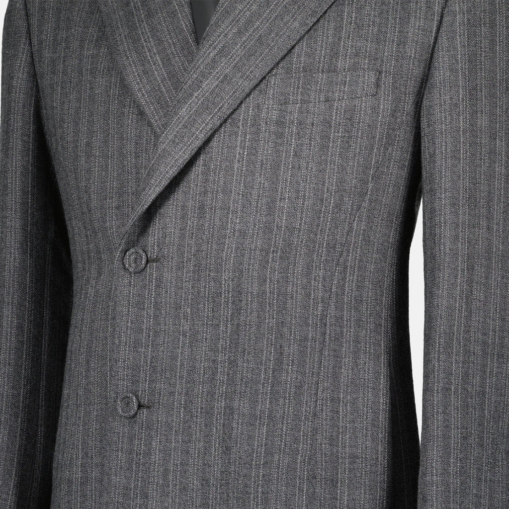 Image d'un manteau long en laine avec un motif rayé de Dior pour hommes - Saison automne-hiver 2024 - Détail Vue 1