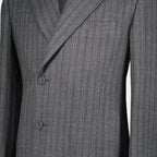 Image d'un manteau long en laine avec un motif rayé de Dior pour hommes - Saison automne-hiver 2024 - Détail Vue 1