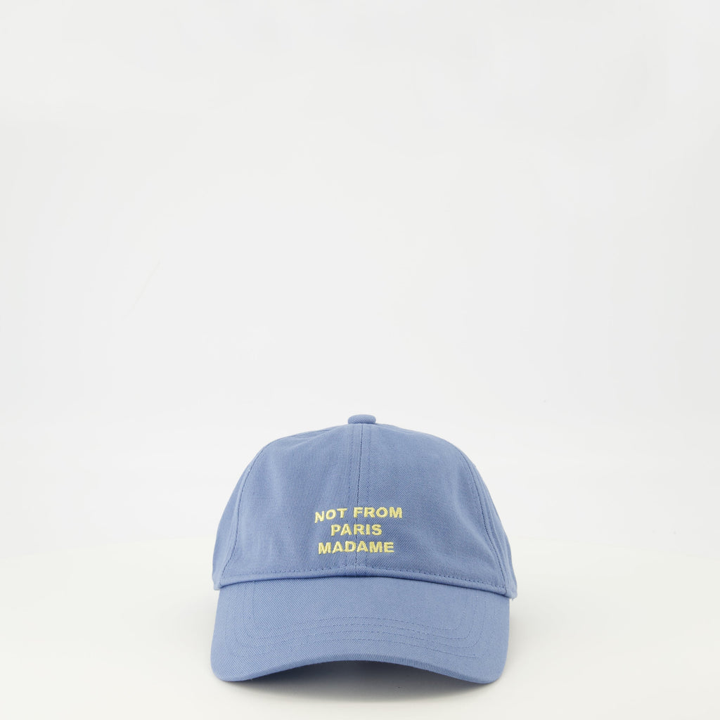 Imagem da capa azul com slogan da Drole De Monsieur para homens - Temporada Primavera-Verão 2026 - Vista Frontal