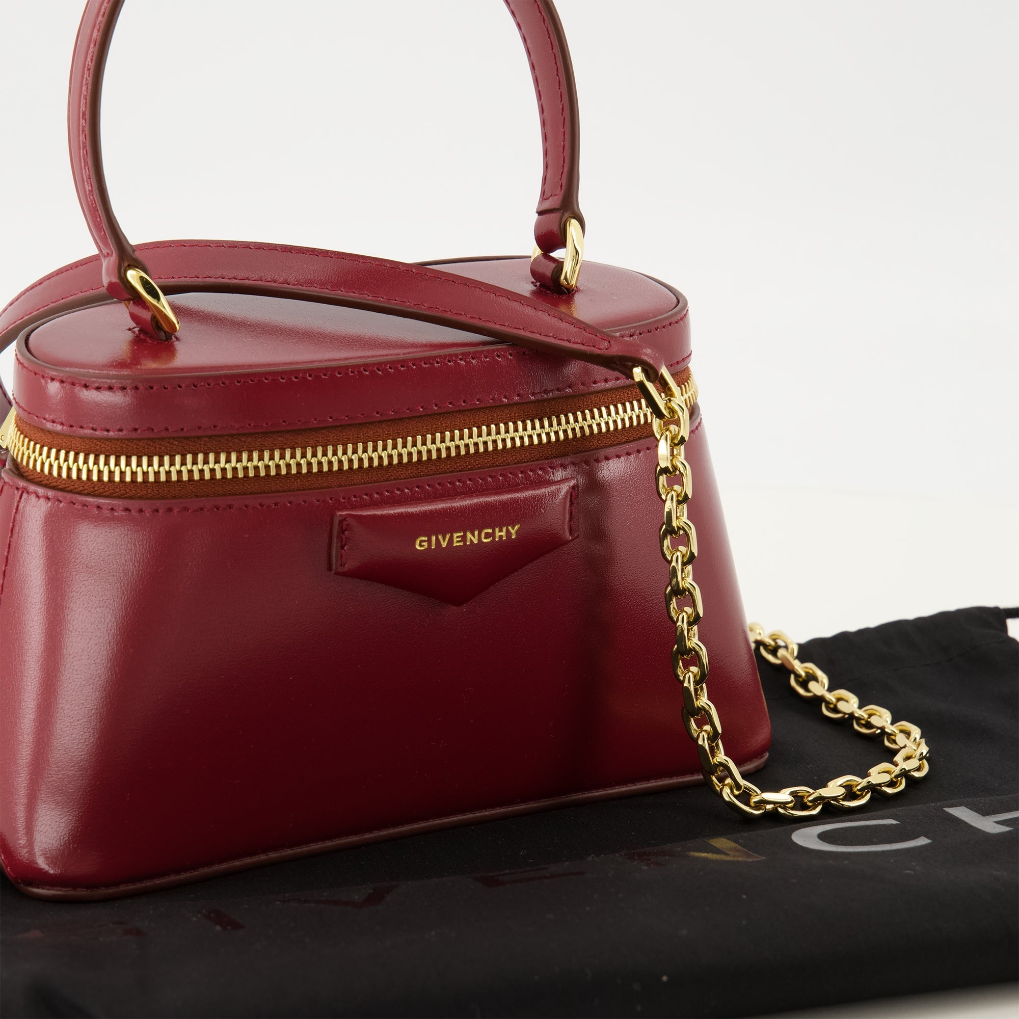 Image of Antigona Vanity Bag by Givenchy for Women - Season Spring-Summer 2026 - Detail View 1