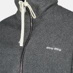 Immagine del blouson reversibile blu e grigio di Miu Miu per donne - Stagione Primavera-Estate 2026 - Vista dettaglio 6