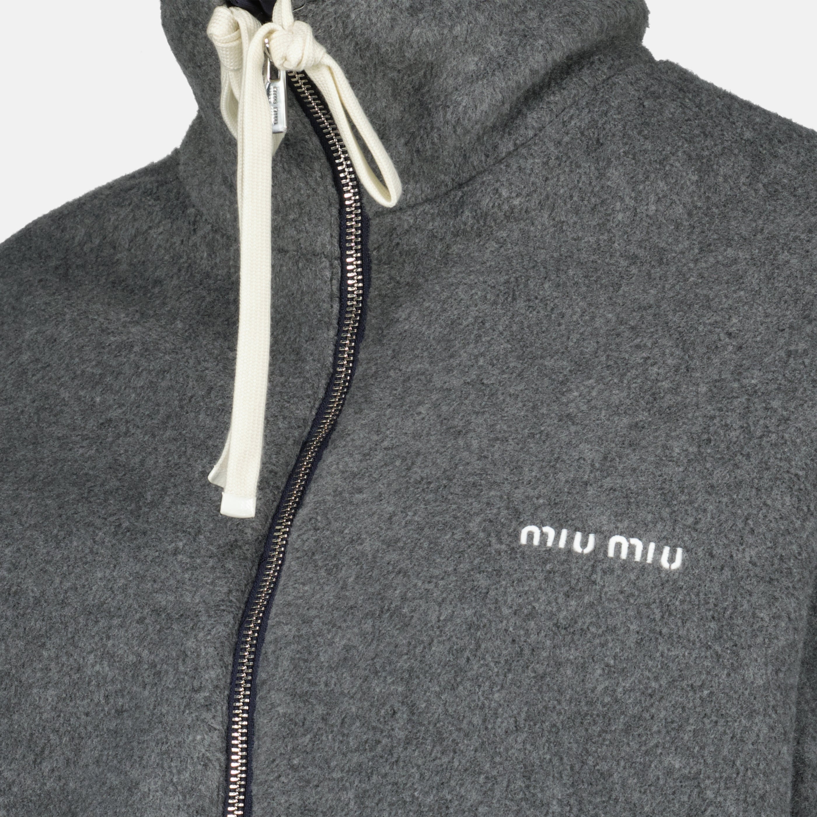 Imagem do blusão reversível azul e cinza da Miu Miu para mulheres - Temporada Primavera-Verão 2026 - Detalhe Vista 6