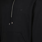 Bild eines schwarzen Kapuzenpullis mit Reißverschluss und V-Ausschnitt von Courrèges für Männer - Saison Herbst-Winter 2024 - Detailansicht 5