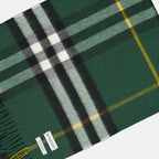 Imagen de bufanda a cuadros verdes de Burberry para unisex - Temporada Otoño-Invierno 2025 - Vista de detalle 2
