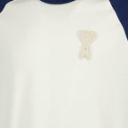 Bild eines weißen und blauen Baumwoll-T-Shirts von Ami PARIS für Unisex - Saison Frühjahr-Sommer 2026 - Produktdetailansicht 2