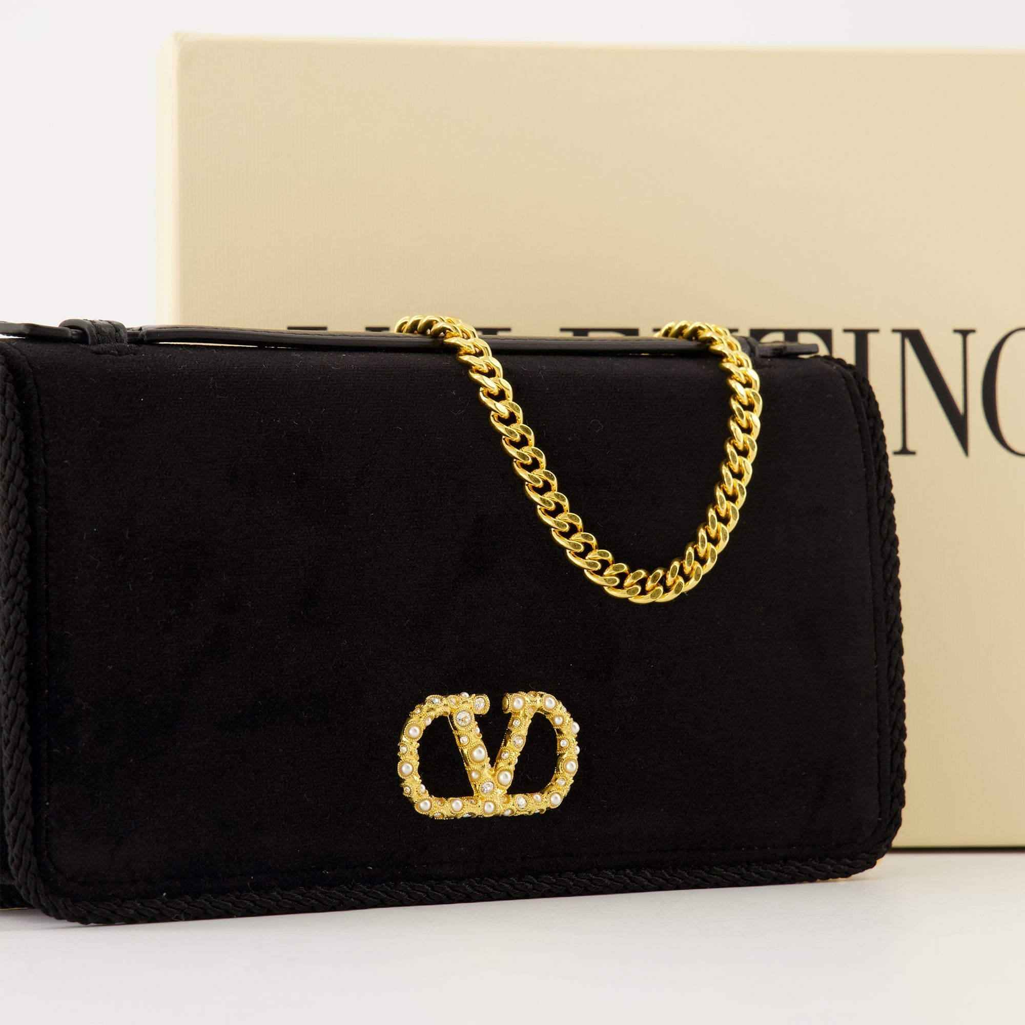 Valentino pouch, black velvet accessory, Autumn-Winter collection, VLogo Signature, detachable chain strap