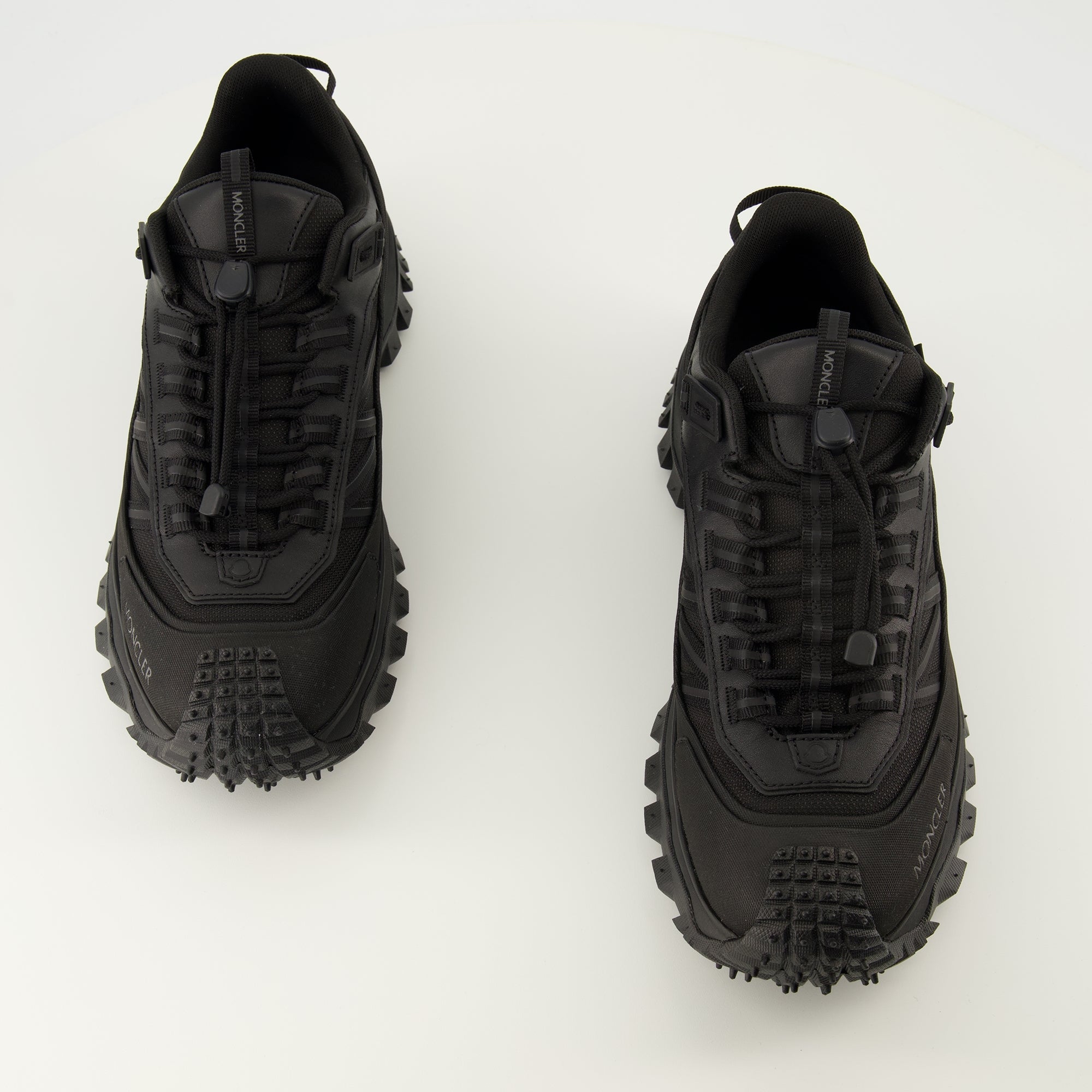 Immagine delle sneakers nere Trailgrip GTX di Moncler per uomini - Stagione Primavera-Estate 2026 - Vista dall'alto della coppia