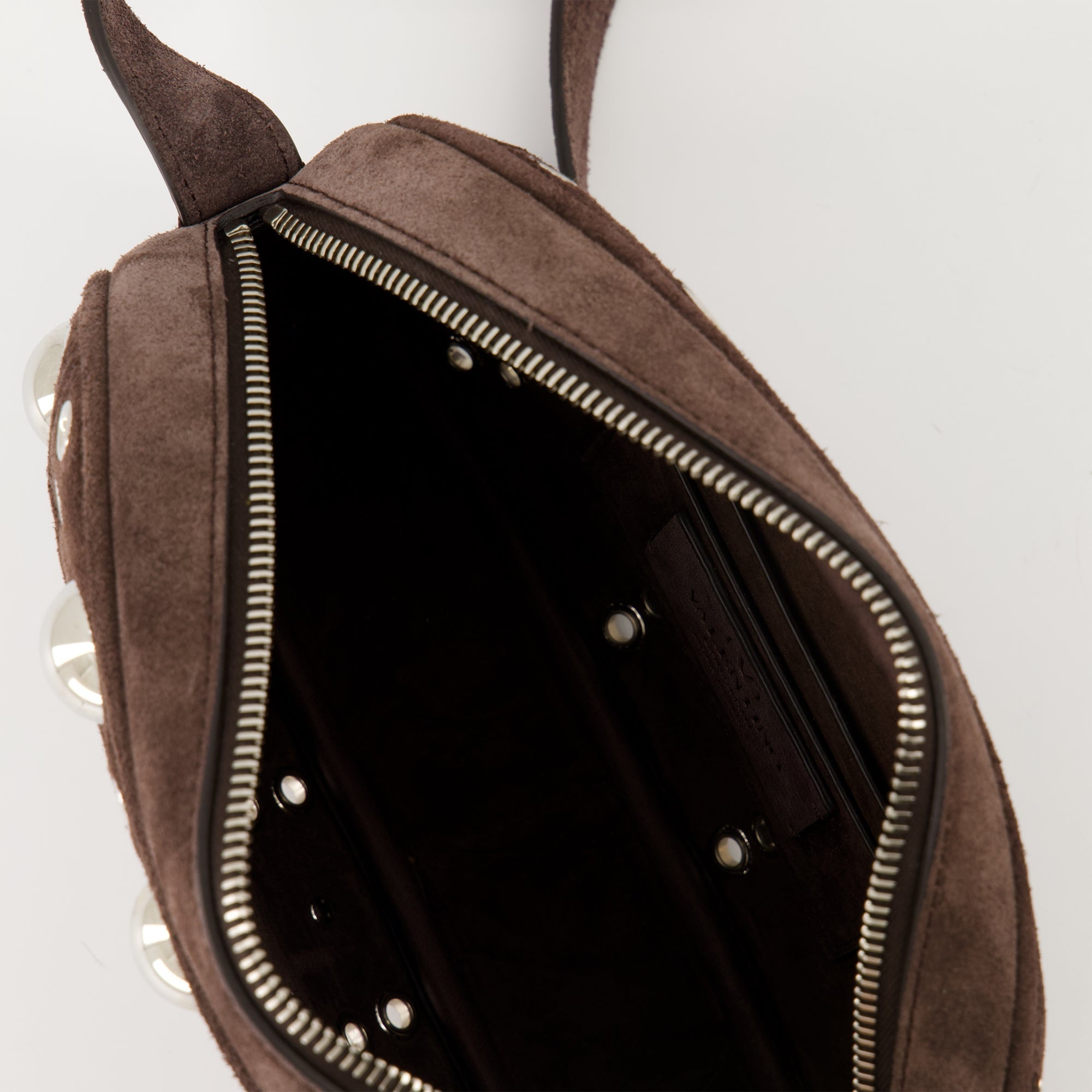 Image du sac en cuir suédé marron Nellcôte par Valentino Garavani pour femmes - Saison Automne-Hiver 2025 - Détail vue 2