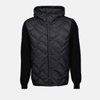 Imagen de chaqueta negra acolchada bicolor de Moncler para hombres - Temporada Primavera-Verano 2025 - Vista frontal