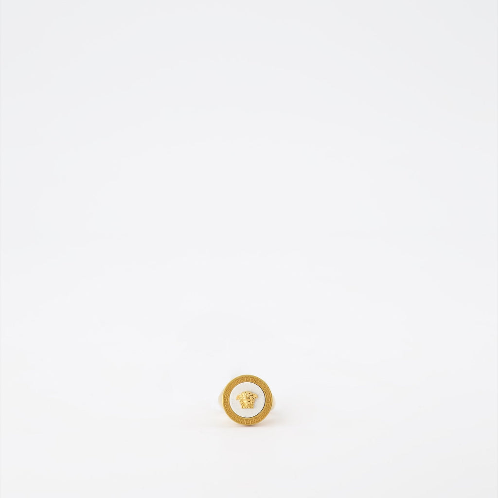 Image de la bague Méduse en nacre blanche par Versace pour hommes - Saison Printemps-Été 2023 - Vue de face
