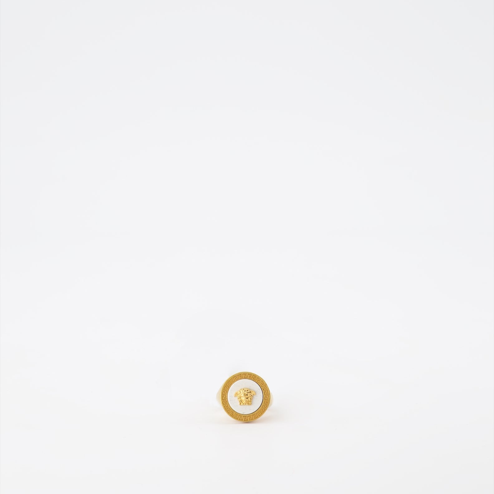 Image de la bague Méduse en nacre blanche par Versace pour hommes - Saison Printemps-Été 2023 - Vue de face