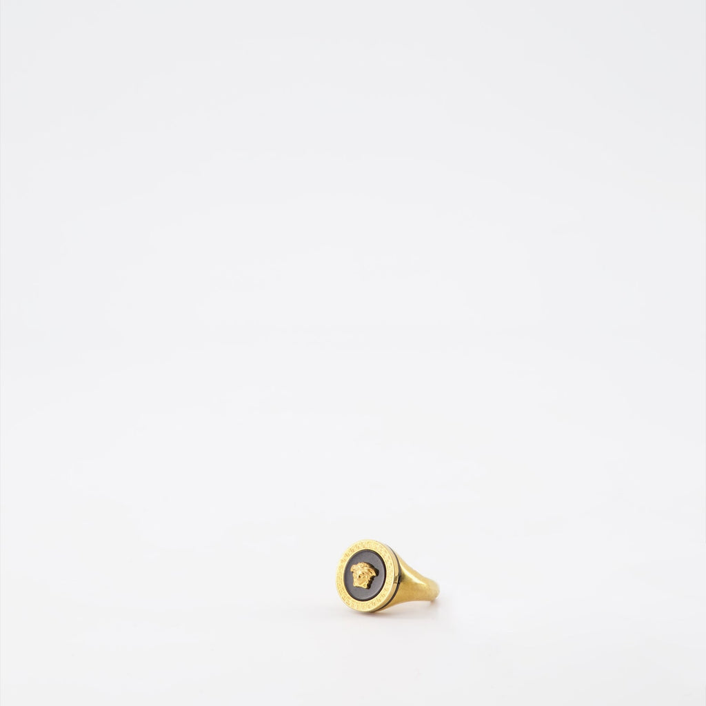 Imagen del anillo Medusa de madreperla negra de Versace para hombres - Temporada Otoño-Invierno 2023 - Vista Detalle 1