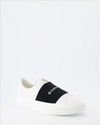 Image de baskets blanches et noires City de Givenchy pour hommes - Saison Printemps-Été 2024 - Vue frontale droite en trois quarts