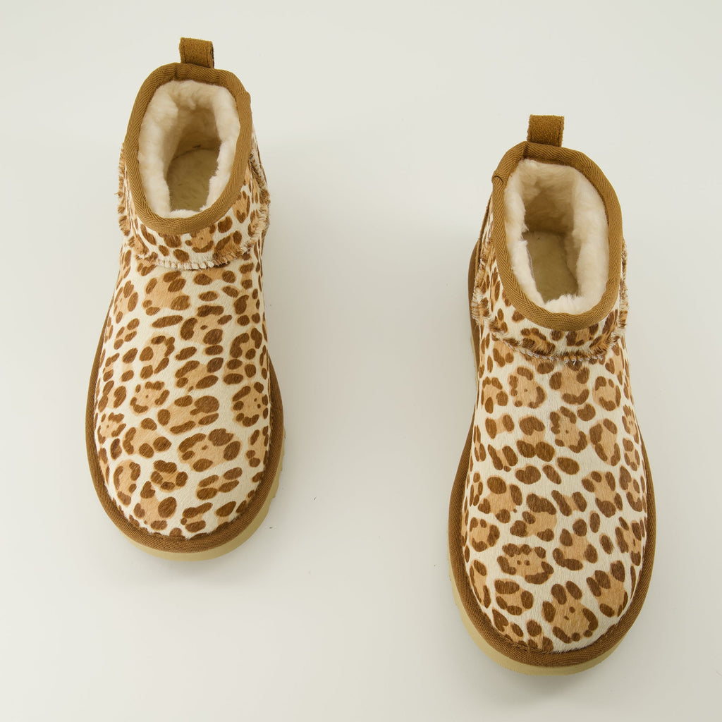 Image des Bottines Classic Ultra Mini II Léopard par Ugg pour femmes - Saison Printemps-Été 2026 - Vue de dessus paire