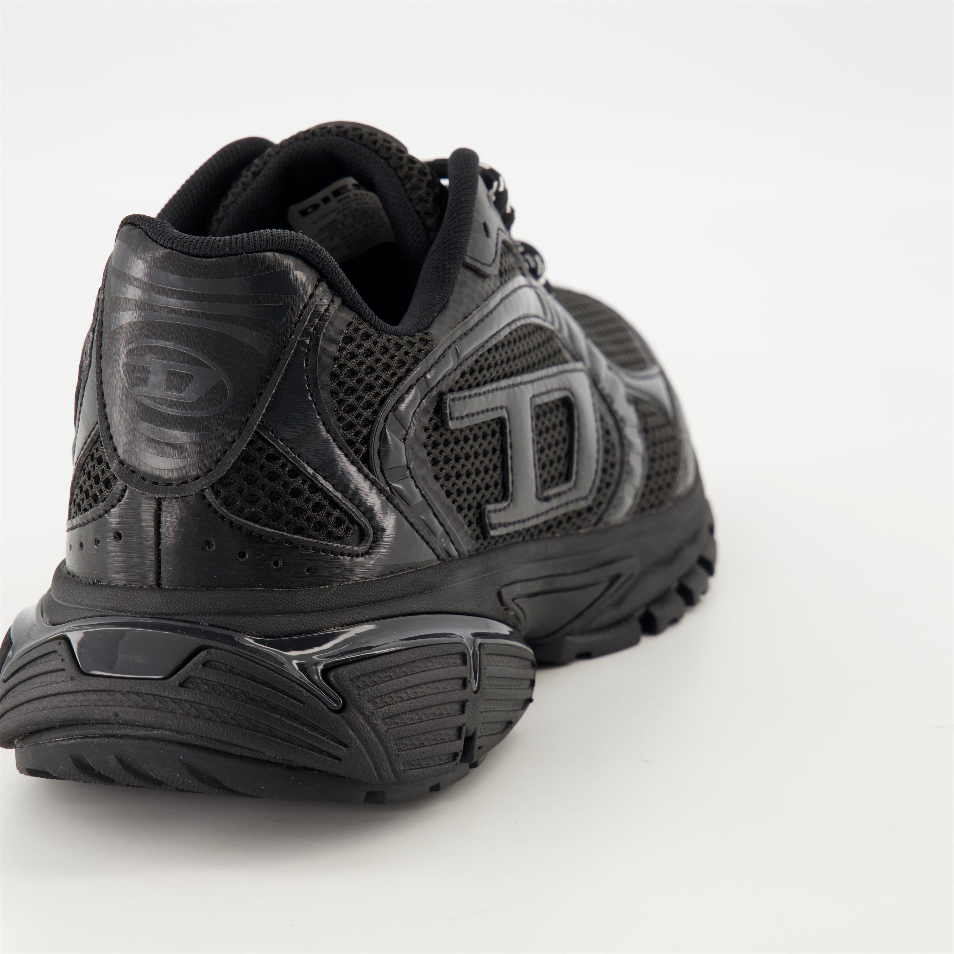 ディーゼルの男性用ブラックS-Pro-V-Denseスニーカーの画像 - 2025年春夏シーズン - 後ろのビュー