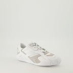 Image de baskets en cuir blanc par Versace pour femmes - Saison Printemps-Été 2025 - Vue avant droite en trois quarts