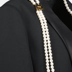 Image de Blazer Noir avec Perles par Moschino pour Femmes - Saison Printemps-Été 2025 - Détail 1