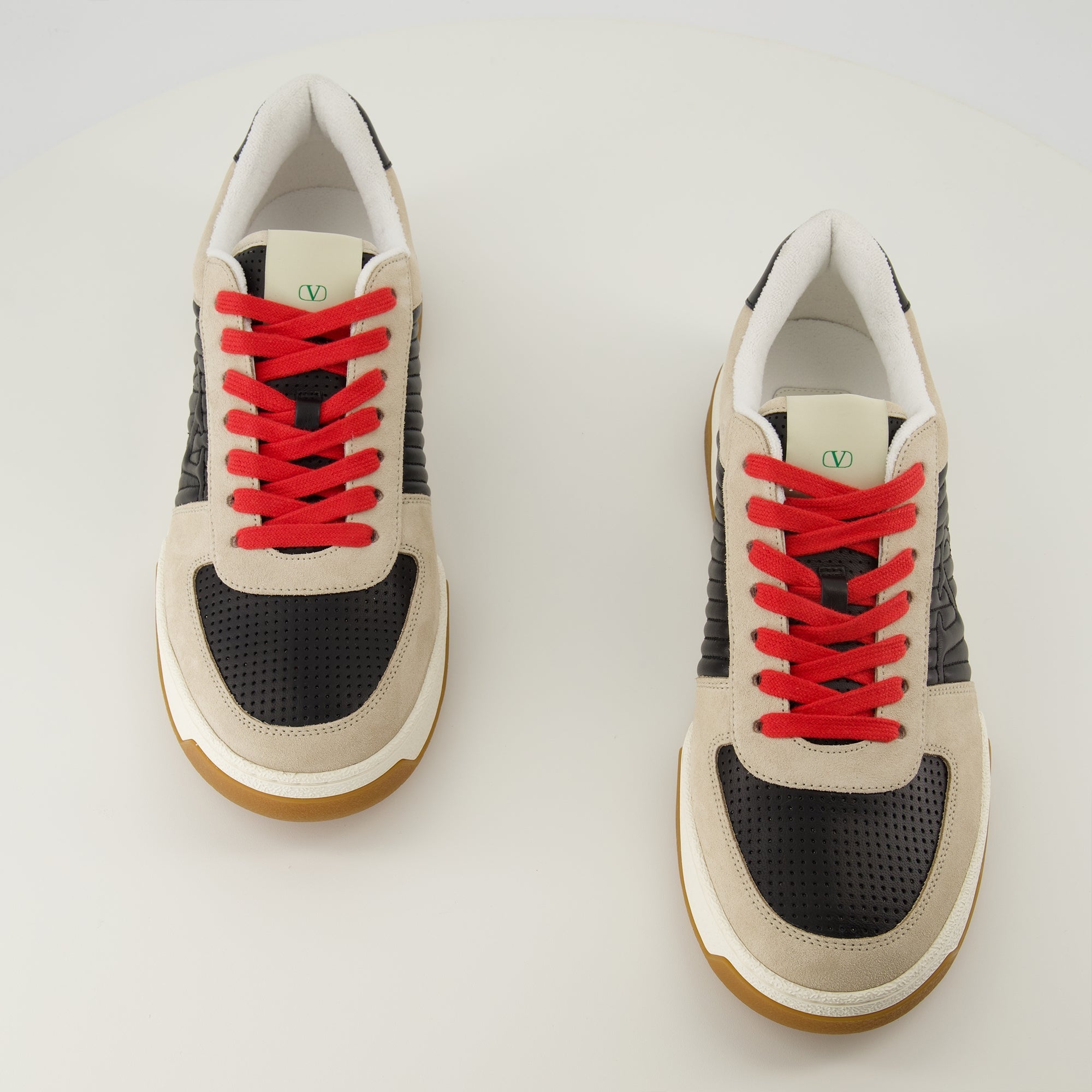 발렌티노 가라바니의 남성용 스파리 블랙 스니커즈 이미지 - 2026 봄-여름 시즌 - 쌍의 위쪽 보기