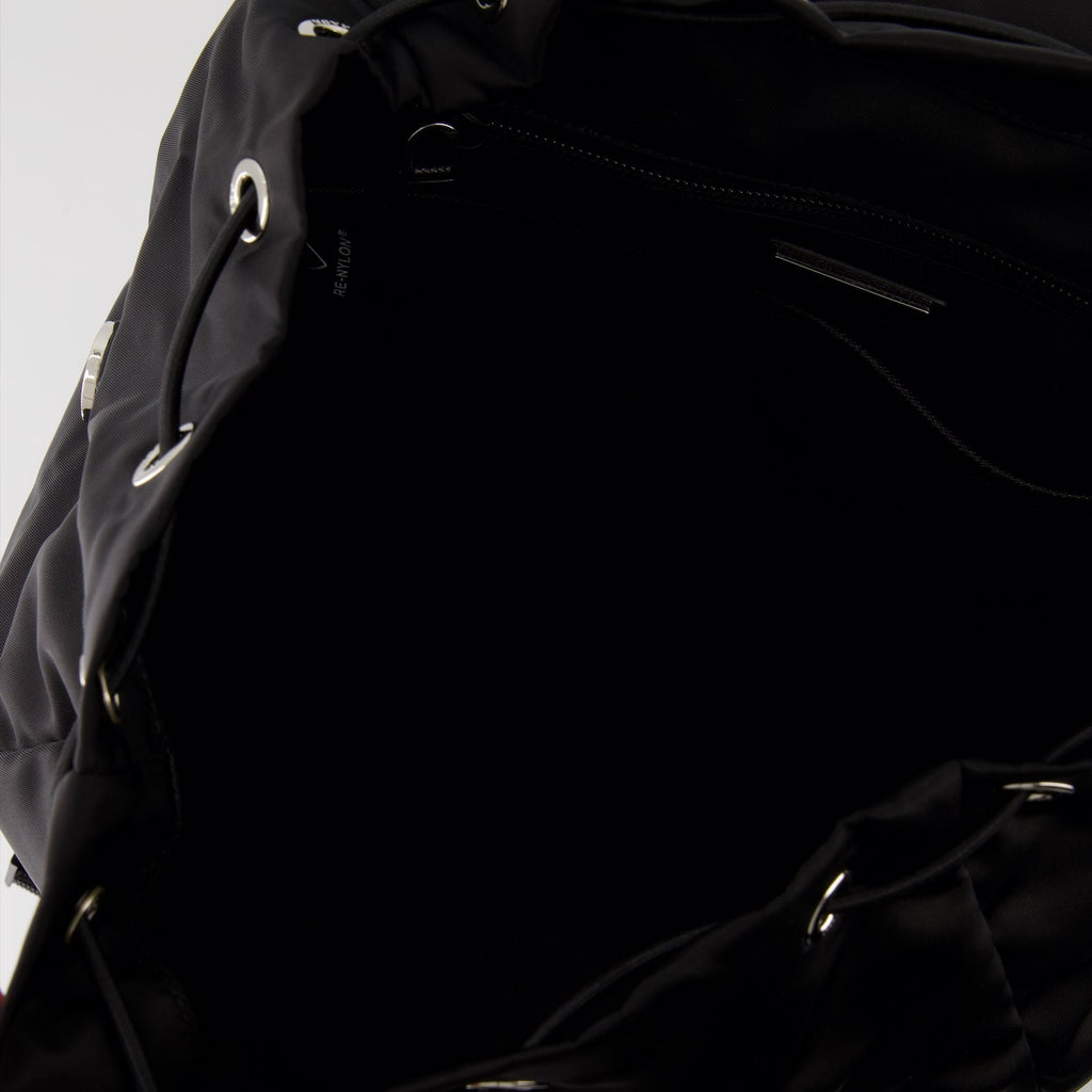 Imagen de la mochila de cuero Saffiano y Re-Nylon de Prada para hombres - Temporada Otoño-Invierno 2024 - Vista de detalle 2