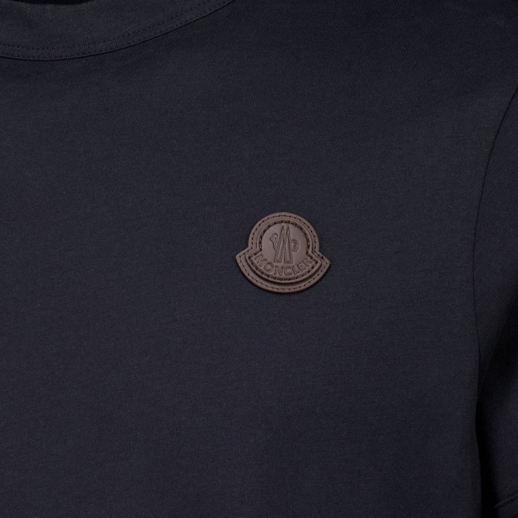 Camiseta azul marino de cuero con logotipo