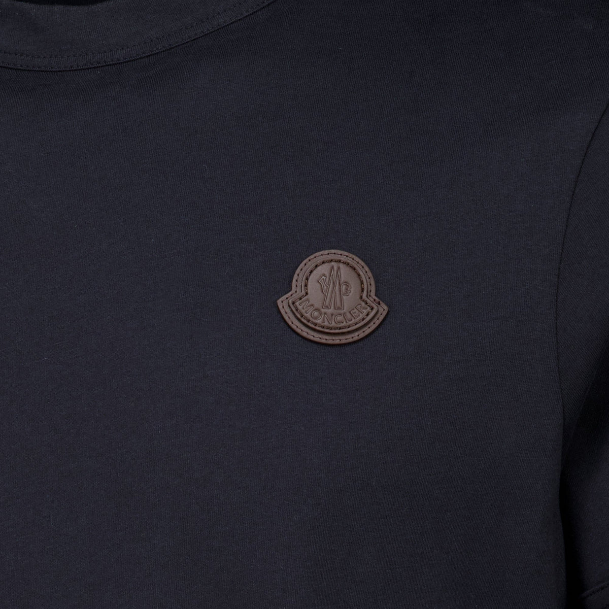 Camiseta azul marino de cuero con logotipo