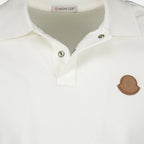 Bild des weißen Logo-Polos von Moncler für Männer - Saison Herbst-Winter 2025 - Detailansicht 2