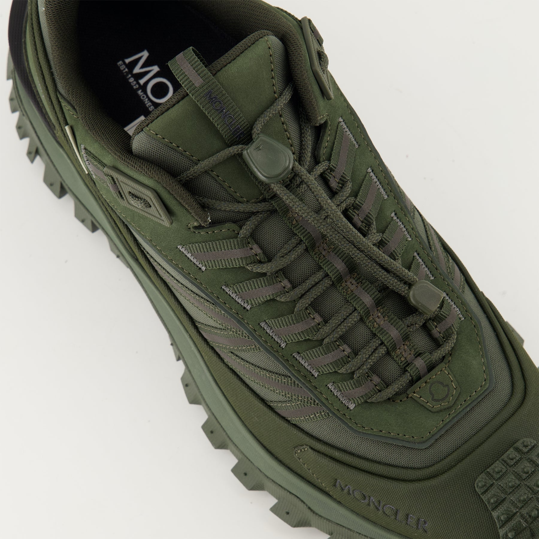 Image des baskets Trailgrip GTX par Moncler pour hommes - Saison Automne-Hiver 2024 - Vue de détail par le haut