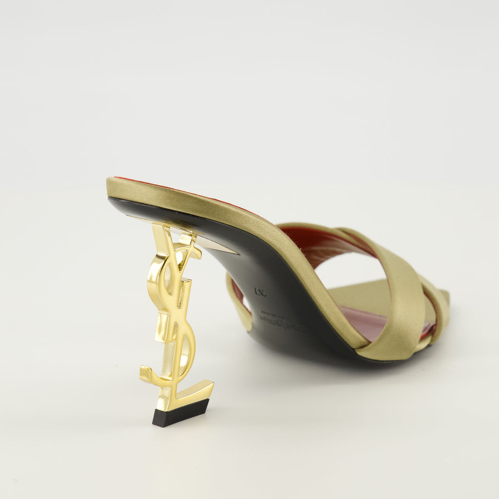 Imagem das mules de salto dourado Opium da Saint Laurent para mulheres - Temporada Primavera-Verão 2026 - Vista traseira