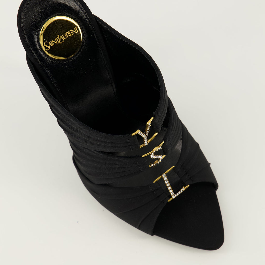 2026年春夏シーズンの女性用サンローランエミリー黒ミュールの画像 - 上部の詳細ビュー