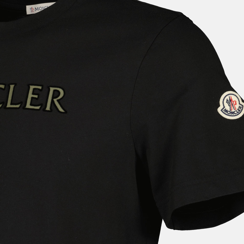 Immagine della t-shirt nera con logo stampato di Moncler per uomini - Stagione Primavera-Estate 2026 - Dettaglio 2