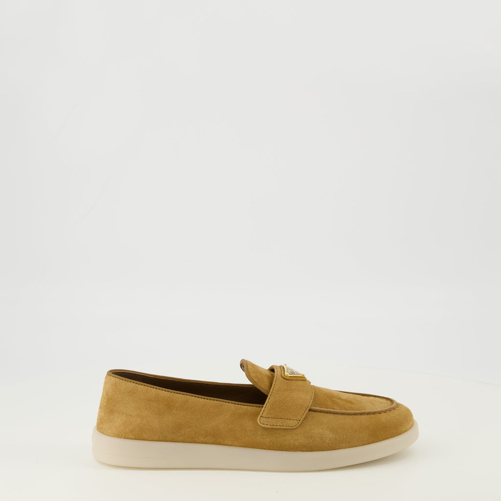 プラダの女性用スエードレザーのモカシンの画像 - シーズン春夏2026 - 右側面ビュー