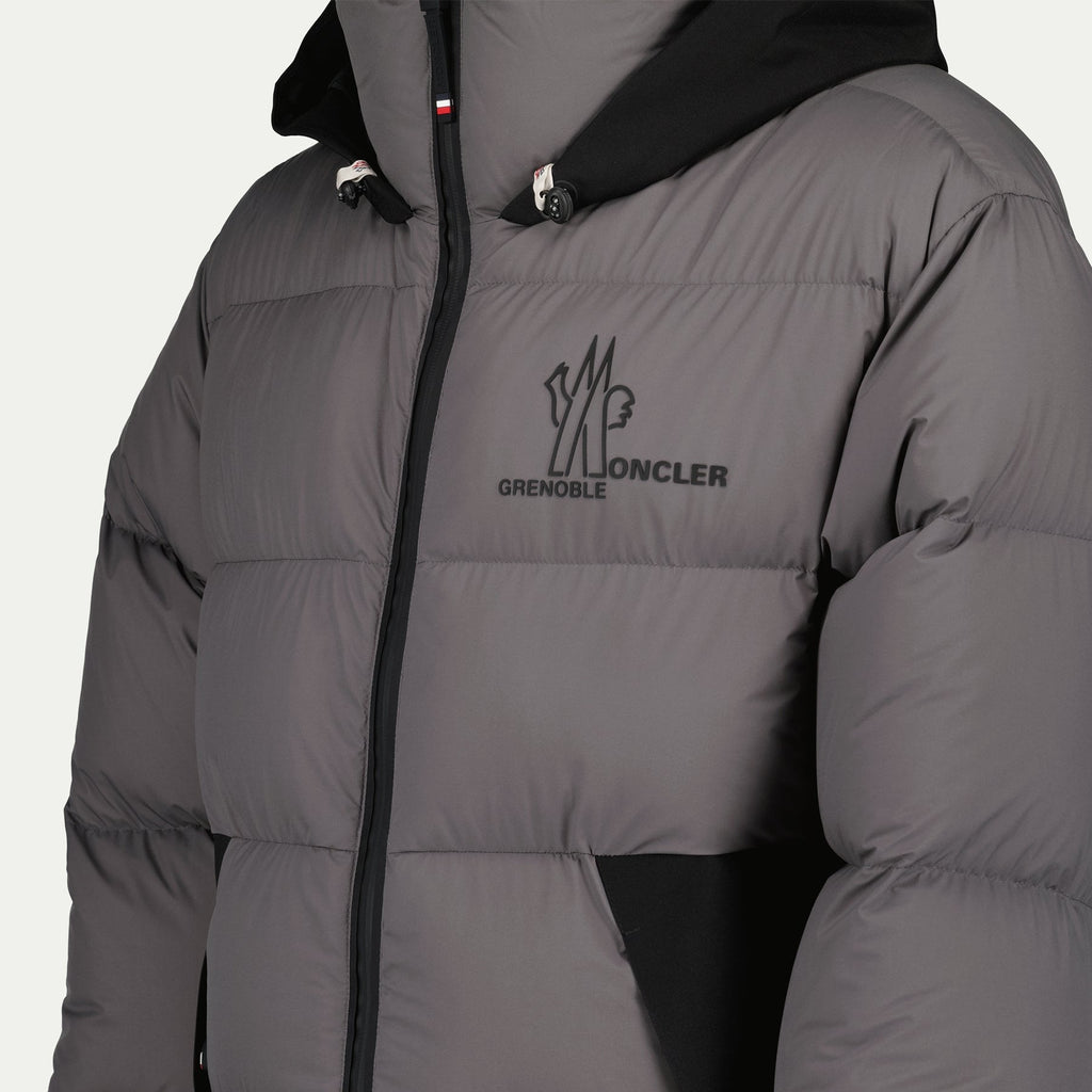 Imagen de la chaqueta gris acolchada con parche de logo de Moncler Grenoble para hombres - Temporada Otoño-Invierno 2024 - Detalle 5