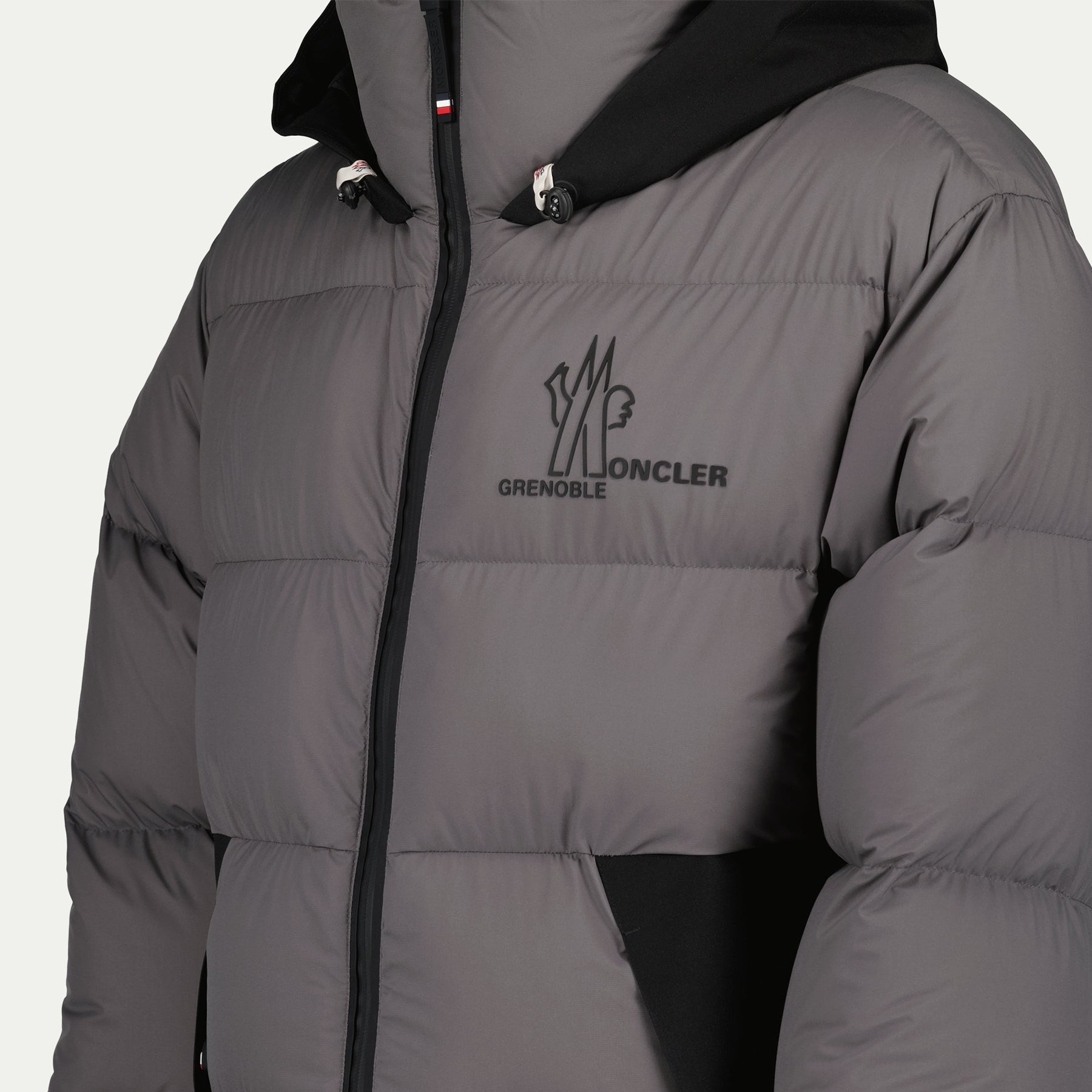 Imagen de la chaqueta gris acolchada con parche de logo de Moncler Grenoble para hombres - Temporada Otoño-Invierno 2024 - Detalle 5