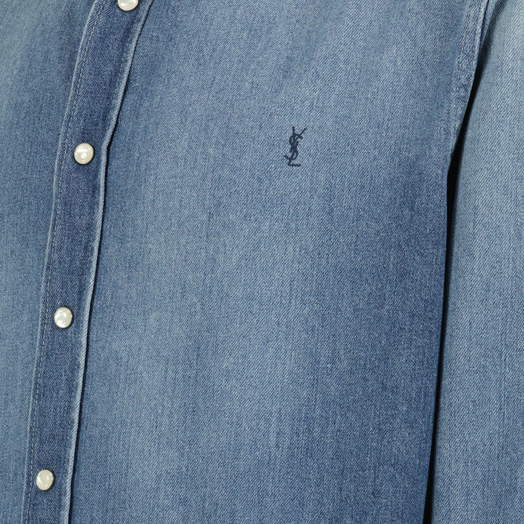 Immagine della camicia in denim Cassandre di Saint Laurent per uomini - Stagione Primavera-Estate 2026 - Vista Dettaglio 1