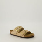 Image des sandales Arizona Big Buckle de Birkenstock pour femmes - Saison Automne-Hiver 2024 - Vue frontale droite en trois quarts