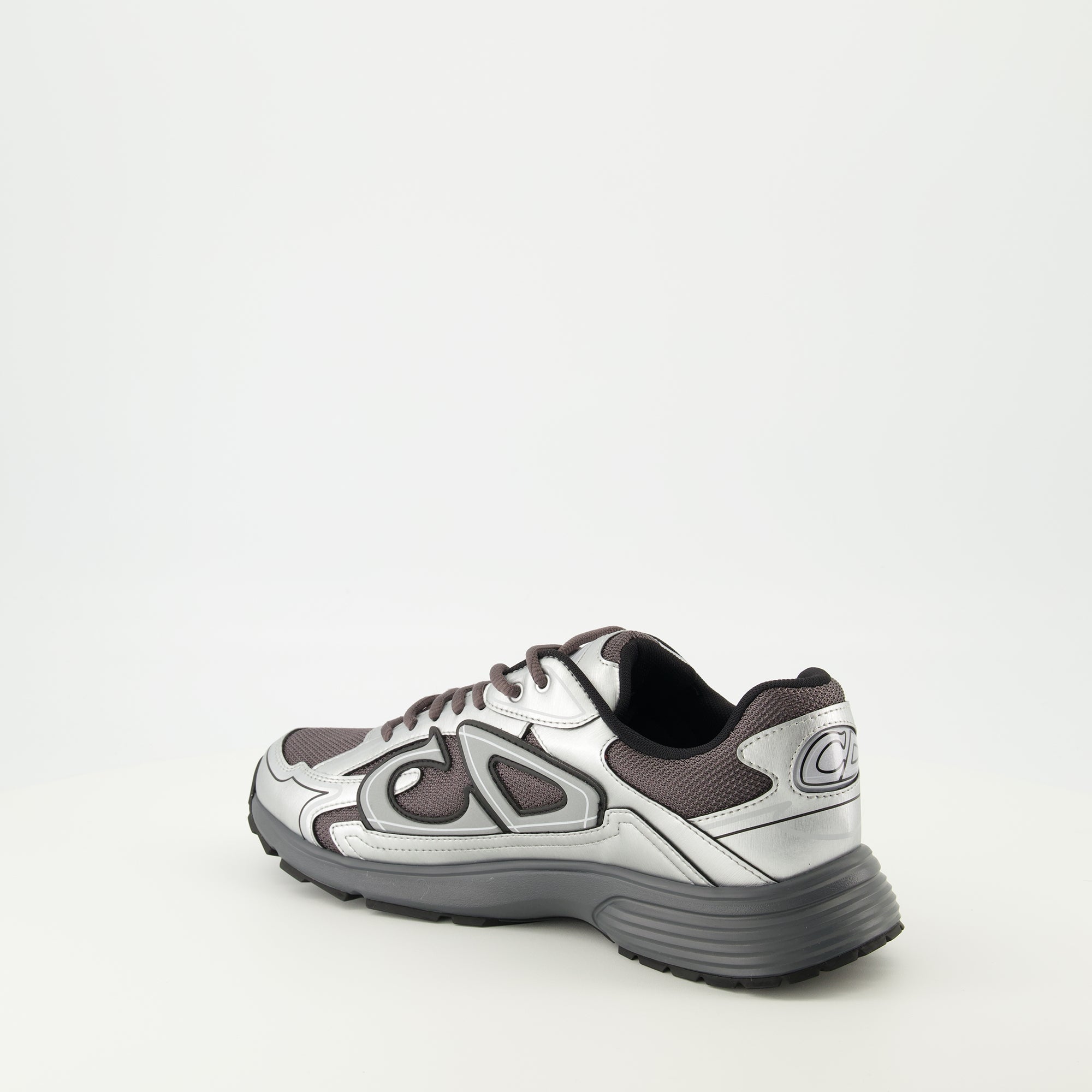 Immagine delle sneakers grigie e nere B30 di Dior per uomini - Stagione Autunno-Inverno 2025 - Vista tridimensionale posteriore destra