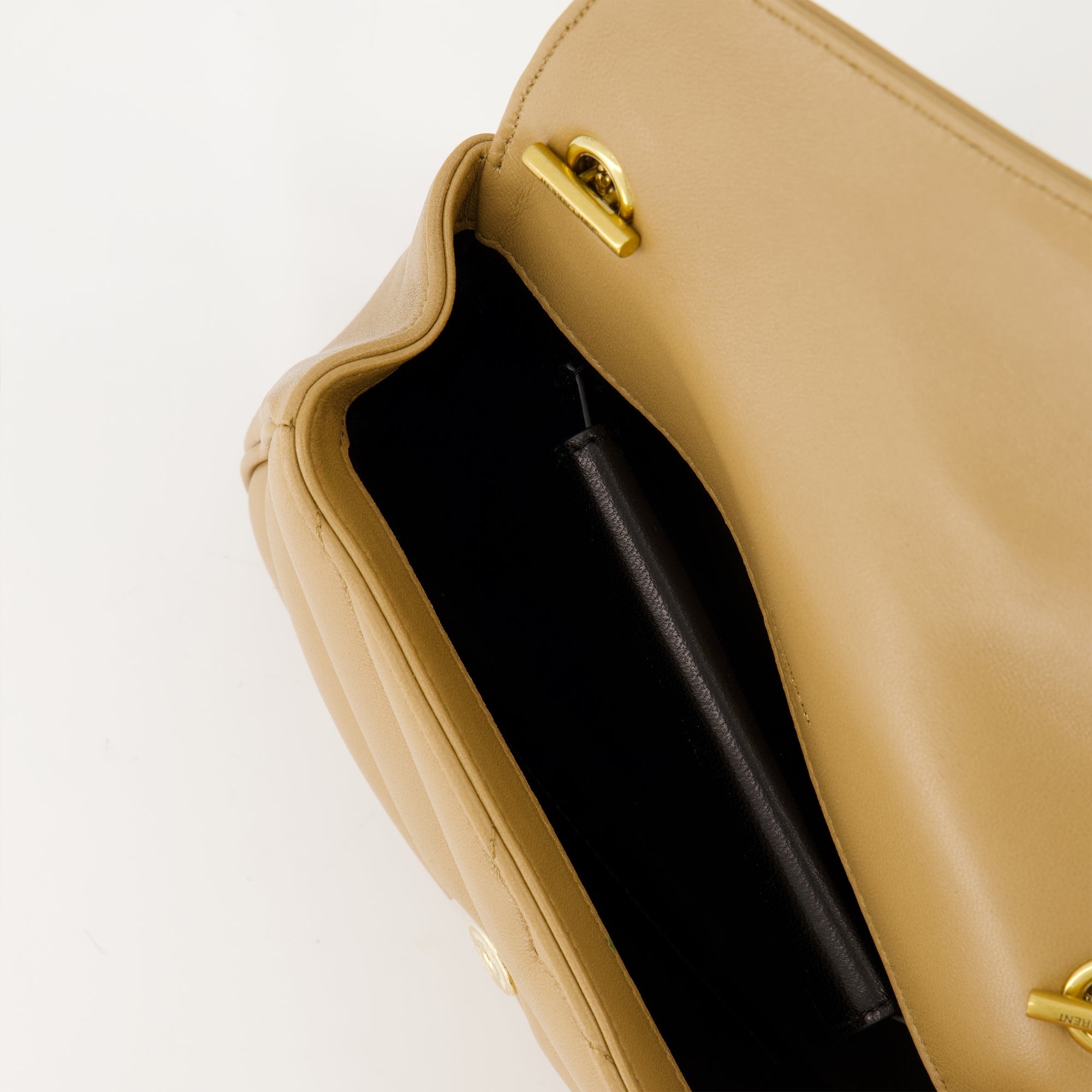 Imagen del Sac Loulou Mini Beige de Saint Laurent para Mujeres - Temporada Otoño-Invierno 2025 - Vista Detalle 2