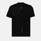 Imagen de la camiseta negra con logo vertical de Moncler para hombres - Temporada Primavera-Verano 2025 - Detalle 2