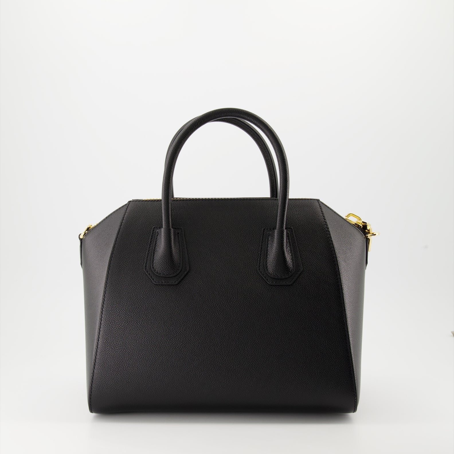 Petit sac Antigona, Givenchy bag, grained leather handbag, luxury accessory, black designer bag