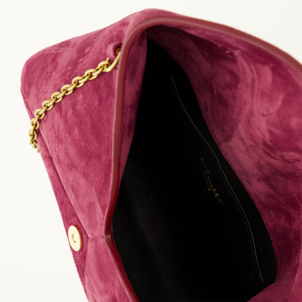 Imagem da Pochette Cassandre em Camurça Violeta da Saint Laurent para Mulheres - Temporada Primavera-Verão 2026 - Vista Detalhe 2