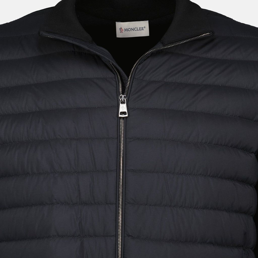 Imagem da jaqueta preta bi-material da Moncler para homens - Temporada Primavera-Verão 2026 - Detalhe 2